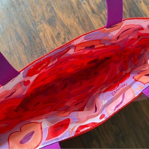 Clinique Tote and Kiss Makeup Bag - Picture 4 of 7